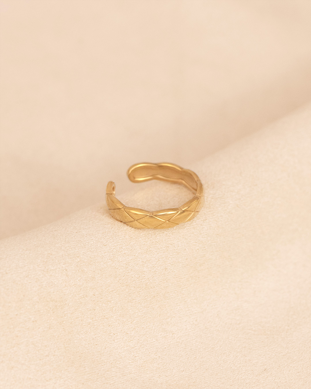 Crosshatch band ring